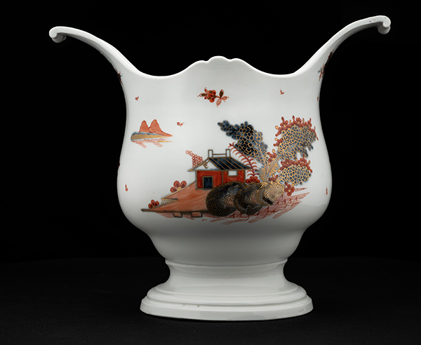 Ein seltenes Paar Alt-Wiener Cachepots um 1750<br />
Kakiemon-Dekor in Überglasurmalerei<br />
