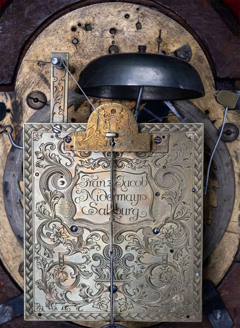 Ein Paar feuervergoldete Bronzeleuchter 18. Jahrhundert Prunkuhr des fürsterzbischöflich Salzburger Hofuhrmachers<br />
Franz Jakob Nidermayr (+ 1751).<br />