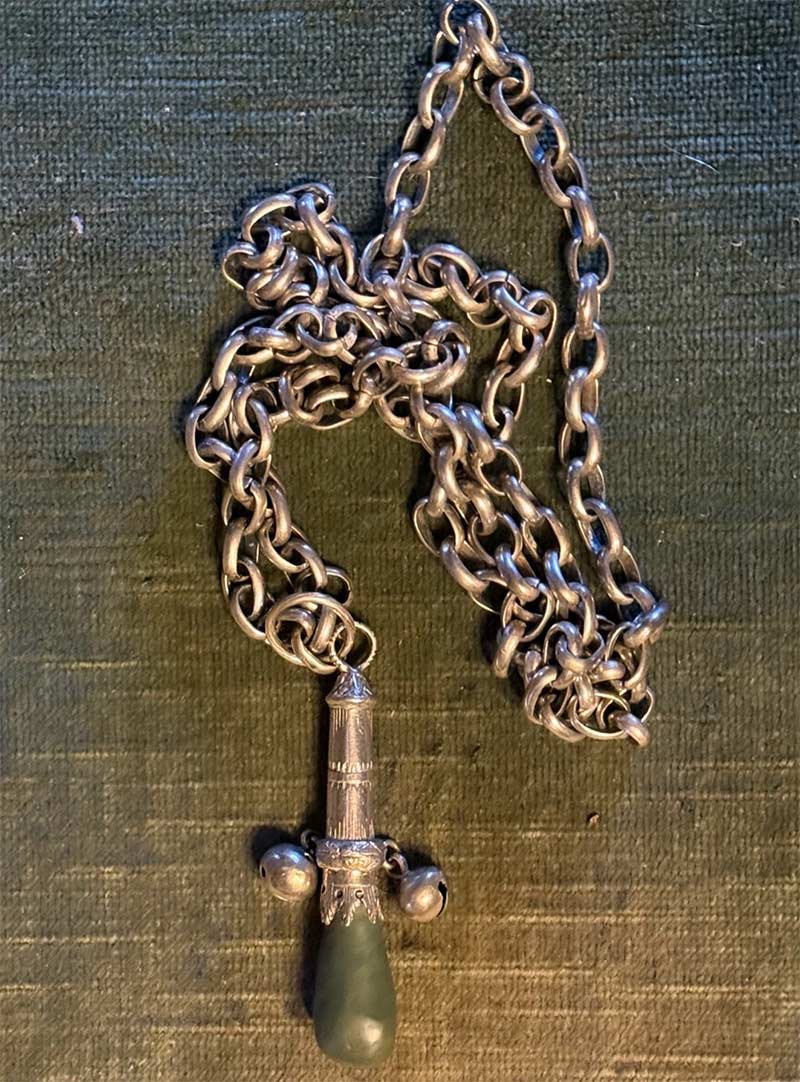 Kinderlutscher<br />
Silber gefasster Nephrit an einer Kette<br />
Augsburg zweite Hälfte des 17. Jahrhunderts 